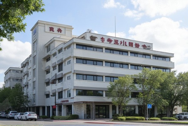 二、哪些人适合做泪沟回填?